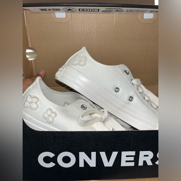 Adorable Flower low top Converse 🌸 🤍 Brand new with box!!🤍🤍 - Picture 2 of 8